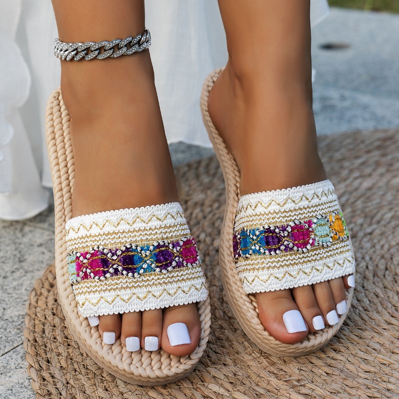 Ethnic Modern Fashion - รองเท้าแตะผู้หญิงแบบสวม ดีไซน์สวยงาม แฟชั่นโบฮีเมียน ไซส์ใหญ่ ประดับพู่ เหมาะสำหรับใส่ไปชายหาด